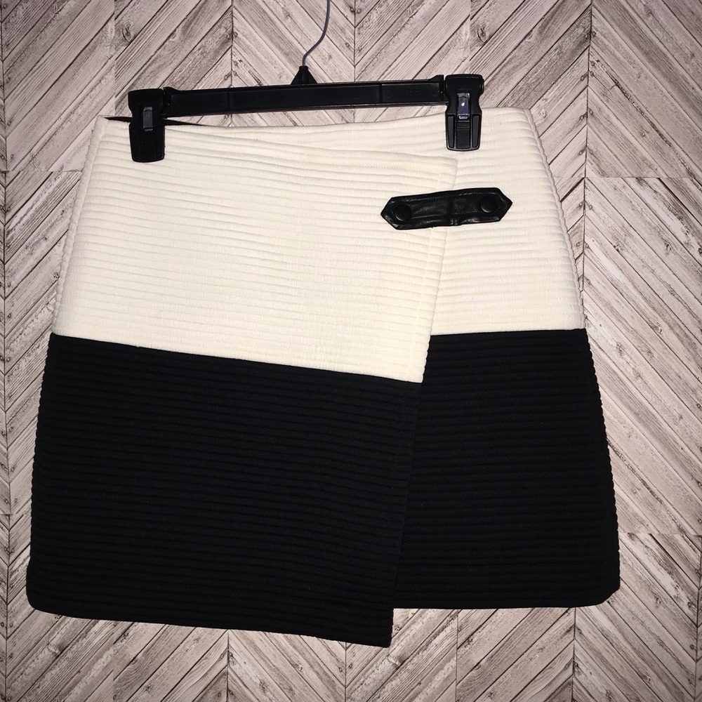 SOLD ALice & Olivia Lennon Crossover Angled Skirt - Picture 2 of 7